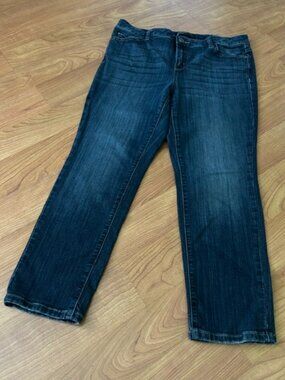 Simply Vera Straight Leg Jeans Women’s 14PS Petite Distressed Medium Wash